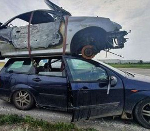 Автомобильный «бутерброд»: cеть взорвало фото c «двухэтажным» автомобилем