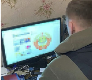 У Львові пенсіонер поширював в соцмережі комуністичну символіку — як його покарав суд