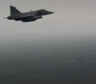 Шведський винищувач відстежує підводний човен РФ, що рухається до Балтійського моря