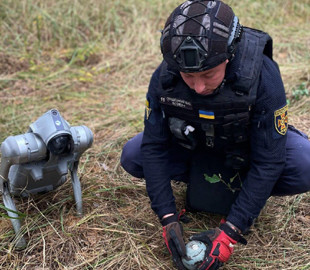 Роботизований пес-сапер: на Київщині за допомогою робота знайшли елементи касетних боєприпасів