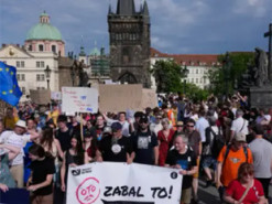 Тисячі людей вийшли на протест у Празі через реформу фінансування суспільних ЗМІ