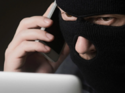 Киянці зламали Telegram, Viber і WhatsApp та вкрали 72 500 гривень з картки ПриватБанку — що вирішив суд