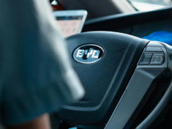 США підвищили тарифи на електромобілі з Китаю в чотири рази