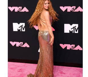 Шакіра вийшла на рожеву доріжку в сукні з відвертим вирізом на спині