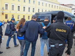 У Білорусі 2023 року затримали понад 20 журналістів. Половину з них засуджено – доповідь