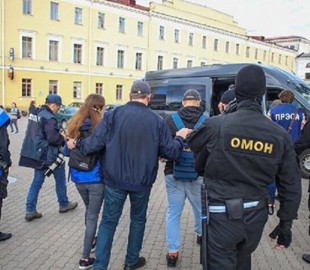 У Білорусі 2023 року затримали понад 20 журналістів. Половину з них засуджено – доповідь