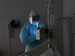 США обвинили Россию и Китай в распространении фейков о COVID-19