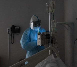 США обвинили Россию и Китай в распространении фейков о COVID-19