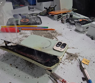 Новенький Google Pixel 10 Pro Fold вибухнув у руках у блогера під час перевірки на міцність