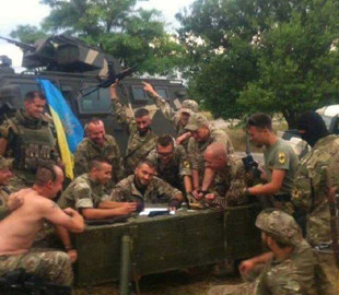 Бійці ЗСУ відтворили на новий лад картину "Козаки пишуть листа турецькому султану"