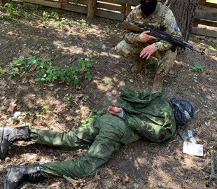 У взятого в плен в Лисичанске военного РФ найдены наркотики. Фото