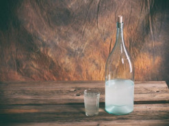 Украинские пользователи поймали Facebook на рекламе самогона