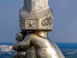 На монументі “Батьківщина-мати” виявили ще один радянський символ