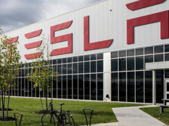 Крупнейший завод Tesla остановился