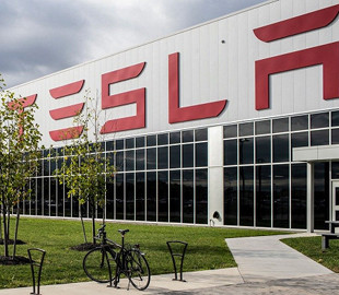 Крупнейший завод Tesla остановился