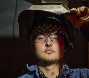 WSJ: У США з'явився новий тренд у зумерів - відмовитися від навчання та піти працювати зварювальником чи електриком