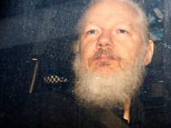 Отец Джулиана Ассанжа попросил помощи у Меркель