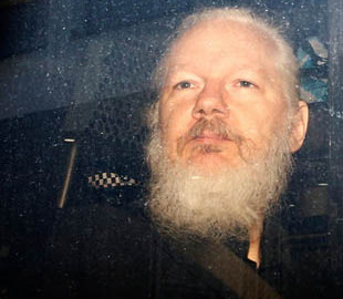 Отец Джулиана Ассанжа попросил помощи у Меркель