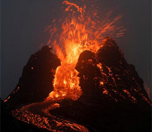 В Ісландії триває виверження вулкану, який «спав» сотні років: онлайн-трансляція
