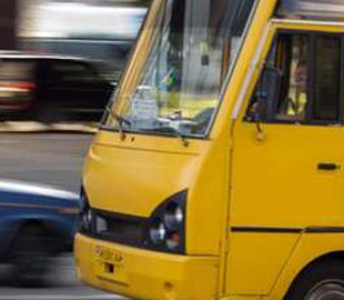 Водій львівської маршрутки відволікся на телефон і розбив дві автівки