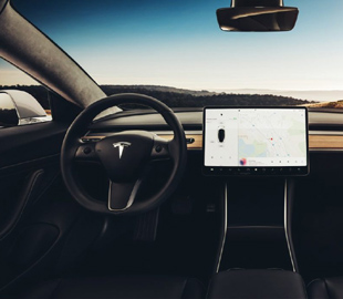 Apple наняла вице-президента Tesla по проектированию салонов автомобилей