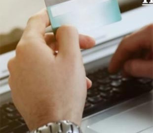 Дівчина хотіла продати взуття, а "віддала" шахраям понад 70 тис. грн