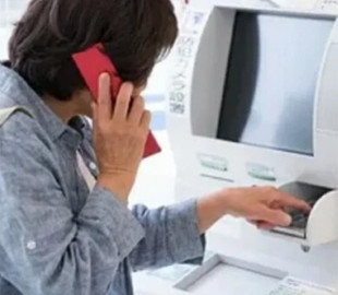 Японія заборонила літнім людям користуватися телефонами біля банкоматів: у чому причина
