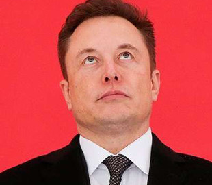 Мама Илона Маска выложила его фото 1995 года, где он чинит стекло машины