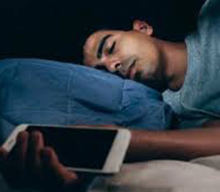 Чому смартфон розряджається вночі, навіть коли ним не користуєшся