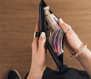 Жінку змусили заплатити 437 тисяч гривень за проведення обряду в соціальній мережі