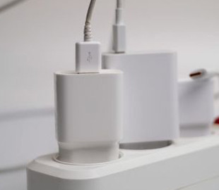 “Енергетичні вампіри”: 5 приладів, що споживають найбільше енергії у сплячому режимі