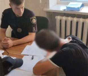 На Дніпропетровщині онук викрав гроші з картки своєї бабусі
