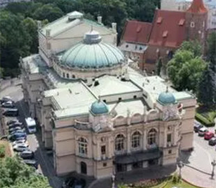 У Польщі затримали тіктокера, який зірвав український прапор із будівлі театру