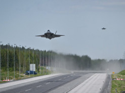 Шосе замість злітної смуги: у Фінляндії відбуваються навчання з новітніми винищувачами F-35
