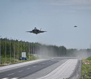 Шосе замість злітної смуги: у Фінляндії відбуваються навчання з новітніми винищувачами F-35