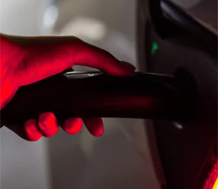 Новий тип літієвих акумуляторів працює 20 років: як їх зробили втричі потужнішими