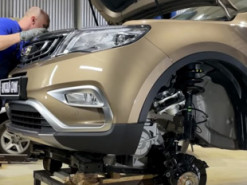 Блогер розібрав Geely Atlas, показавши чим він схожий на Toyota RAV4
