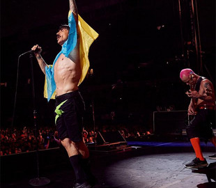 Red Hot Chili Peppers заспівали на своєму концерті з українським прапором