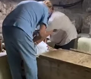 Российская туристка забралась в гробницу святого Лазаря: видео стало хитом сети