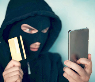 Шахрай назвався працівником служби безпеки банку, щоб видурити гроші у чоловіка