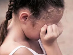 У Луцьку жінку підозрюють у виготовленні порноконтенту за участю 3-річної доньки