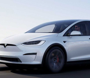 Покупцям Tesla Model X доведеться чекати на свій електромобіль 2 роки