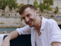 У Франції сімох людей засудили за кібербулінг режисера церемонії відкриття Олімпіади