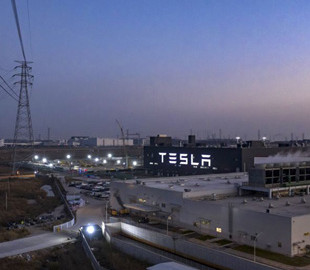 Tesla у Шанхаї відновила роботу у "замкненому циклі": робітники через COVID ночуватимуть у цехах