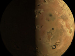 "Юнона" сфотографувала вулканічний супутник Юпітера під час рекордного зближення