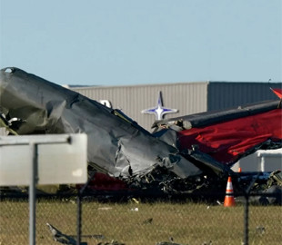 В США під час авіашоу у небі зіткнулися два військові літаки