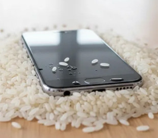 Як врятувати смартфон після падіння у воду: експерти дали дієвий алгоритм дій