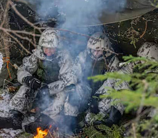 У Фінляндії строковиків почали навчати ховатися від ворожих дронів
