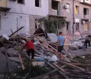 У Маріуполі люди готуються до опалювального сезону, збираючи деревину на завалах. Фото