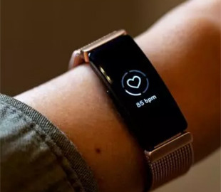 Фитнес-браслеты оказались полезными для выявления COVID-19